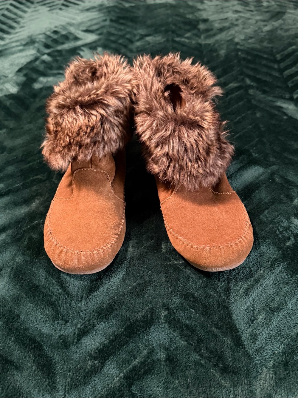 Minnetonka Brown Suede Moccasin Boots with Faux Fur Cuff - Women’s Size 8
